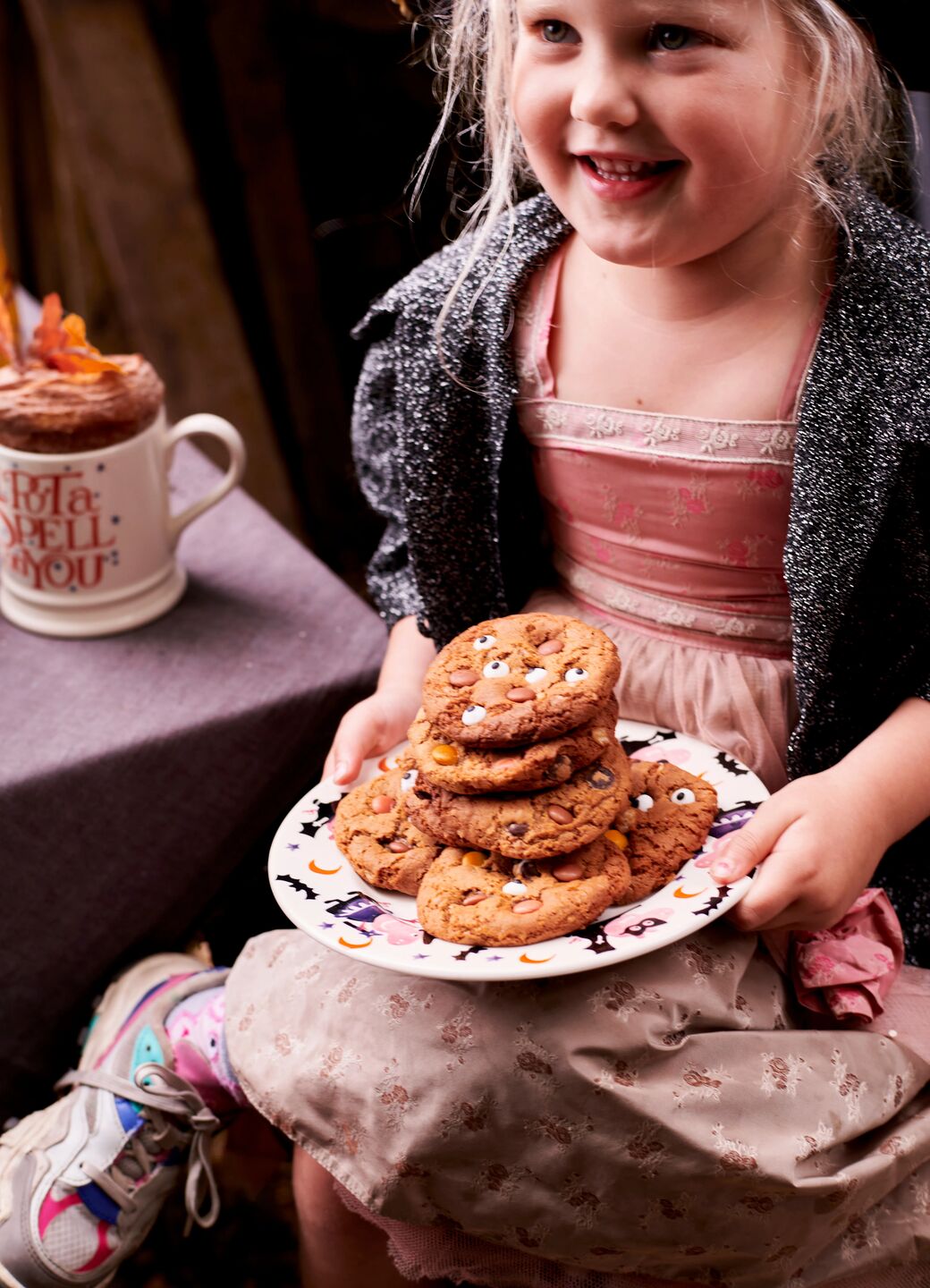 Plates. Discover our large selection of British-made pottery plates, ranging from large dinner plates to lovely side and dessert pieces, perfect to dress your table or adorn your dresser with our unique patterns. Choose from colourful matching sets or mix and match pieces to make your own unique collection or create your own unique pieces with our custom hand-painted pottery. Guess what every little ghost's favourite pudding is? I-scream on a Halloween Peppa & George 8 1/2 Inch Plate, of course!