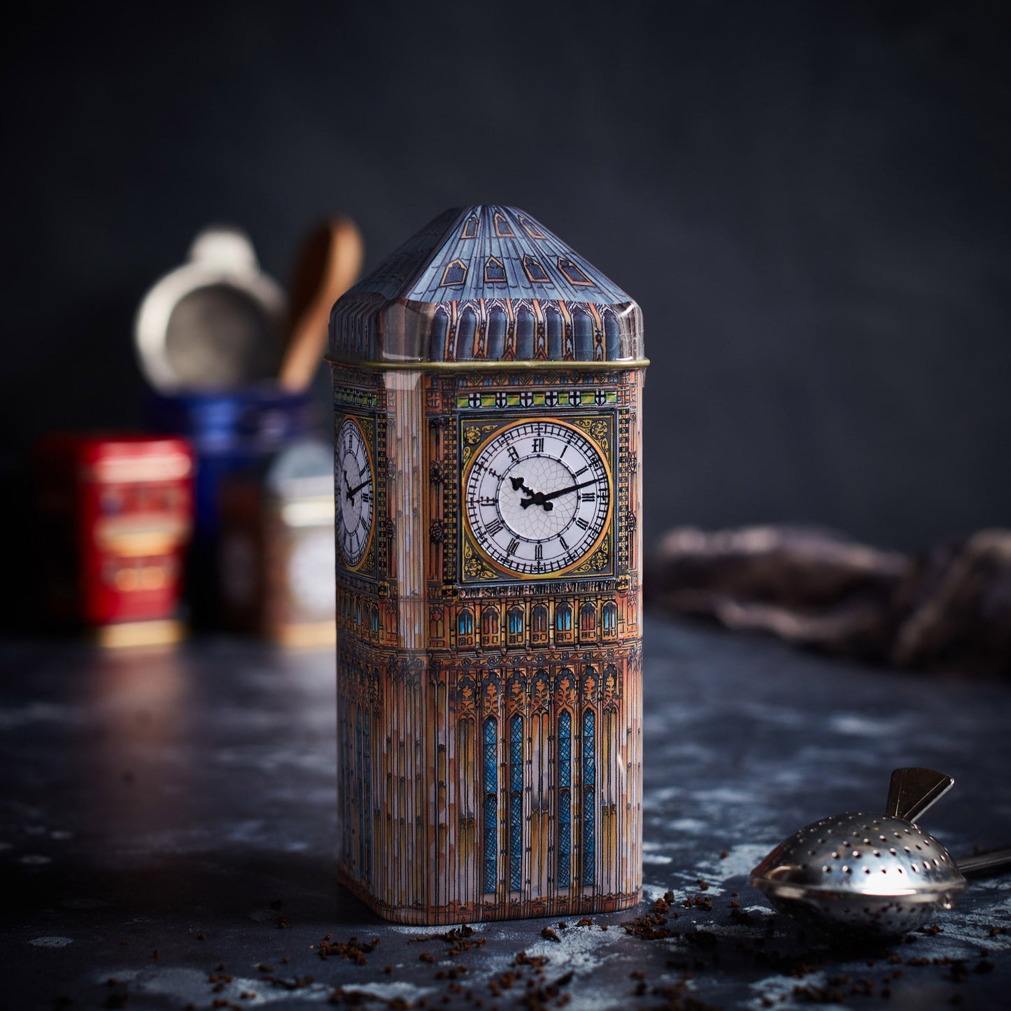 A delightful tea tin featuring the authentic hand-drawn iconic landmark, Big Ben. This smart, collectible tin contains our flavoursome English Tea, a classic rich, smooth and delicious blend. Traditionally used in the morning to invigorate the senses