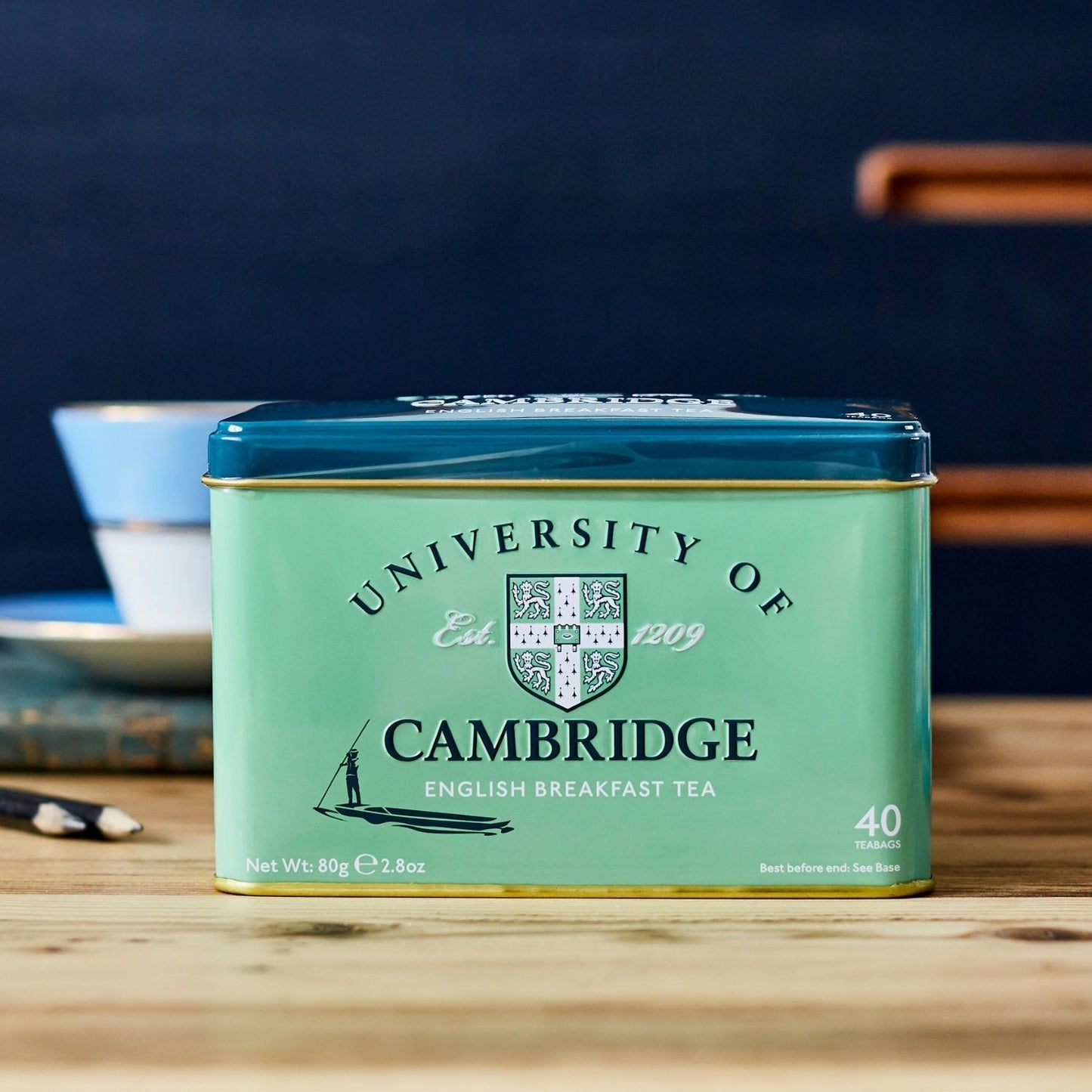 Our Cambridge tea caddy in mint green and blue featuring the Cambridge University crest contains our popular English Breakfast Tea, a rich, smooth and delicious blend of black tea famed for being the nations favourite cuppa! Enjoy on its own or with