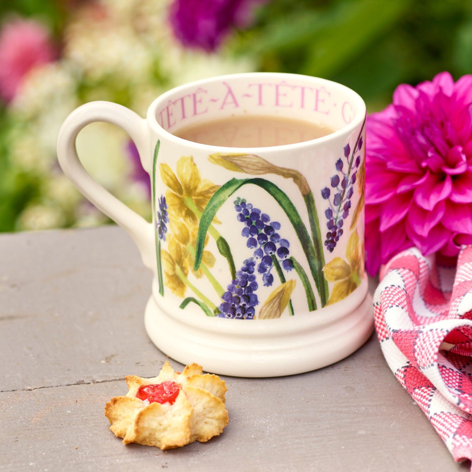 Emma Bridgewater Seconds Tete A Tete & Grape Hyacinth 1/2 Pint Mug Unique Handmade & Handpainted English Earthenware Tea/Coffee Mug