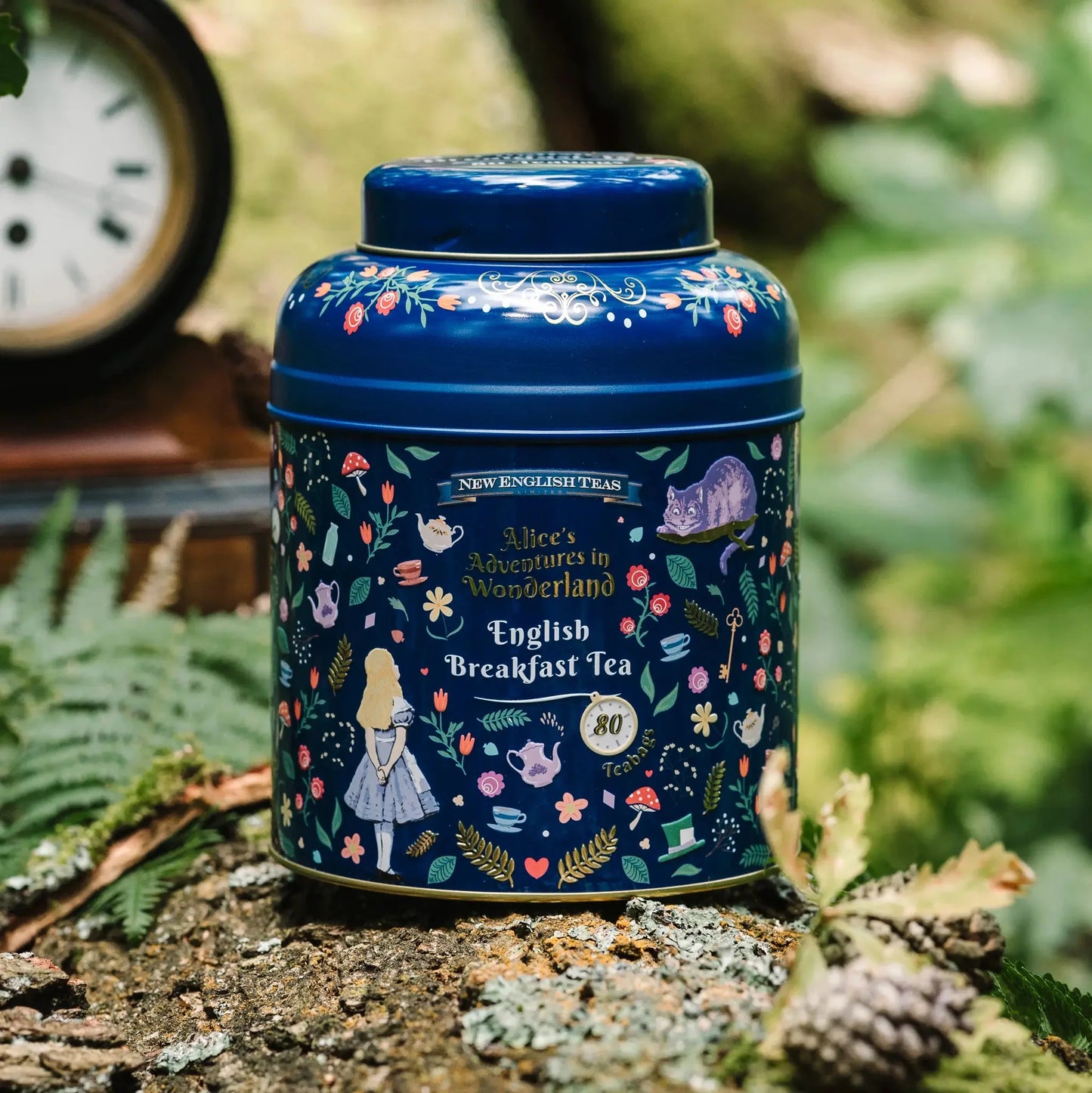 With illustrations from the original tale, this modern midnight blue Alice in Wonderland tea caddy features illustrations including Alice and the Cheshire Cat in a modern style finished with gold details and embossing. Includes 80 of our signature En