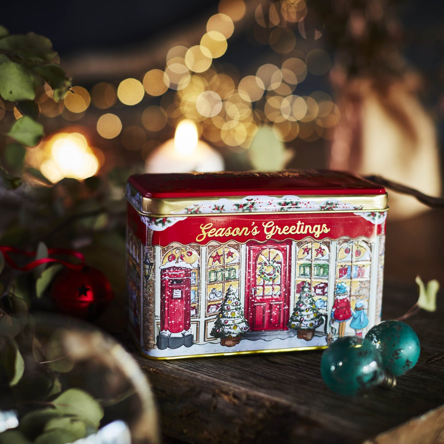 Our Season's Greetings Christmas Tea Tin depicts a quaint little gift shop scene on a lovely winters day. Highly collectable, this tea tin contains our delicious Afternoon Tea blend and makes the perfect gift to share with loved ones, family and frie