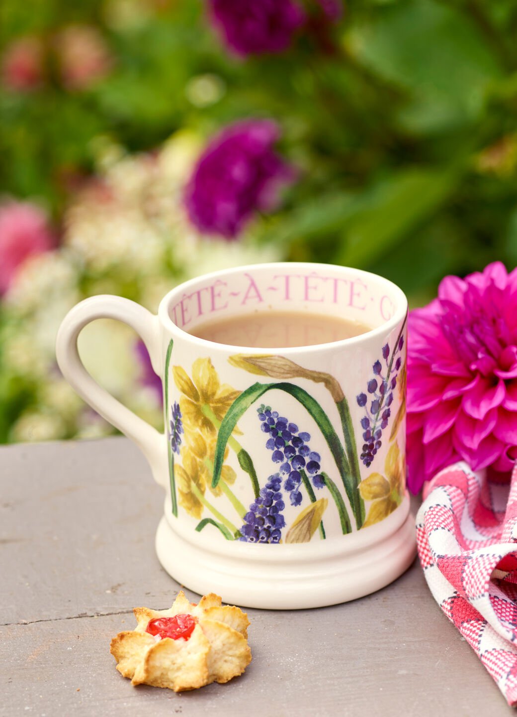 Emma Bridgewater Tete A Tete & Grape Hyacinth 1/2 Pint Mug Unique Handmade & Handpainted English Earthenware Tea/Coffee Mug