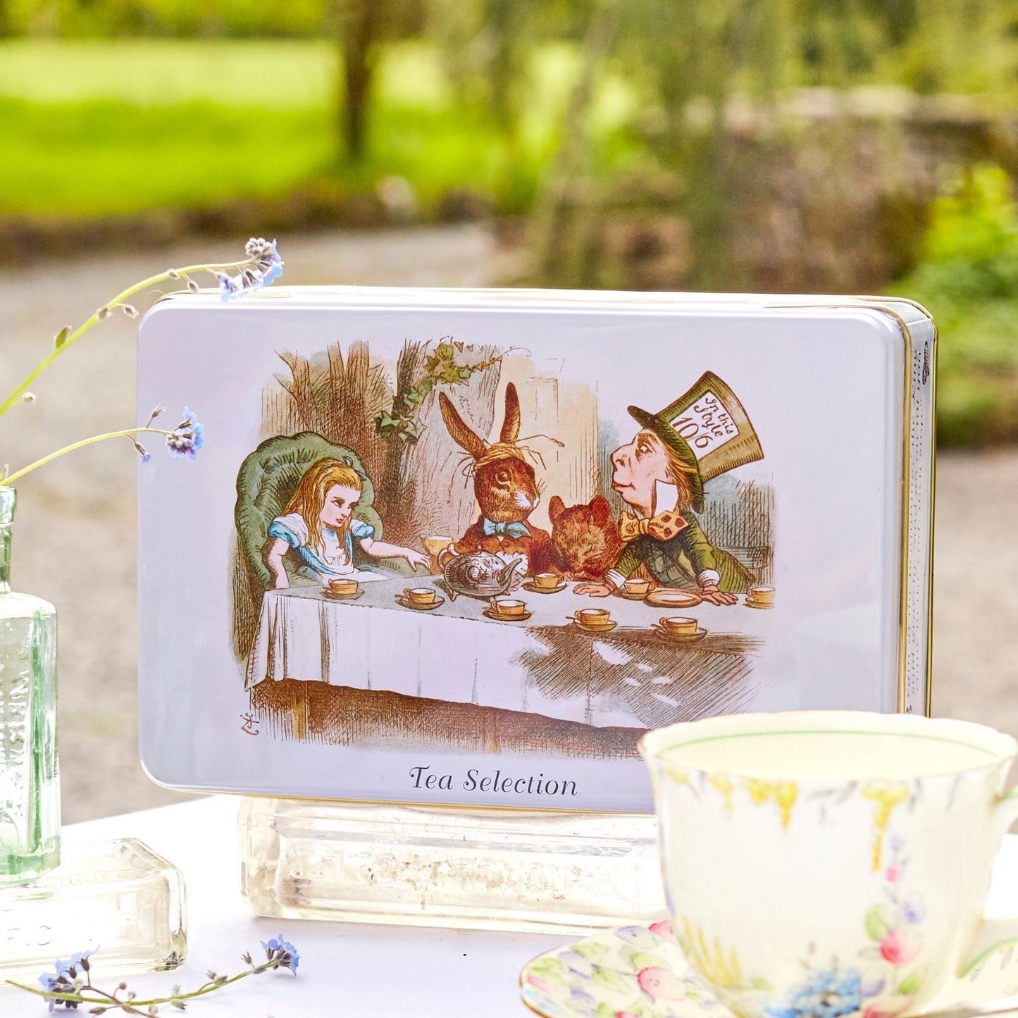 With quotes and illustrations from the original tale, this Alice in Wonderland tea tin features drawings of Alice, the Mad Hatter, The Dormouse, The March Hare, The Playing Cards and The White Rabbit. Enjoy a selection of 100 teabags from our 3 signa