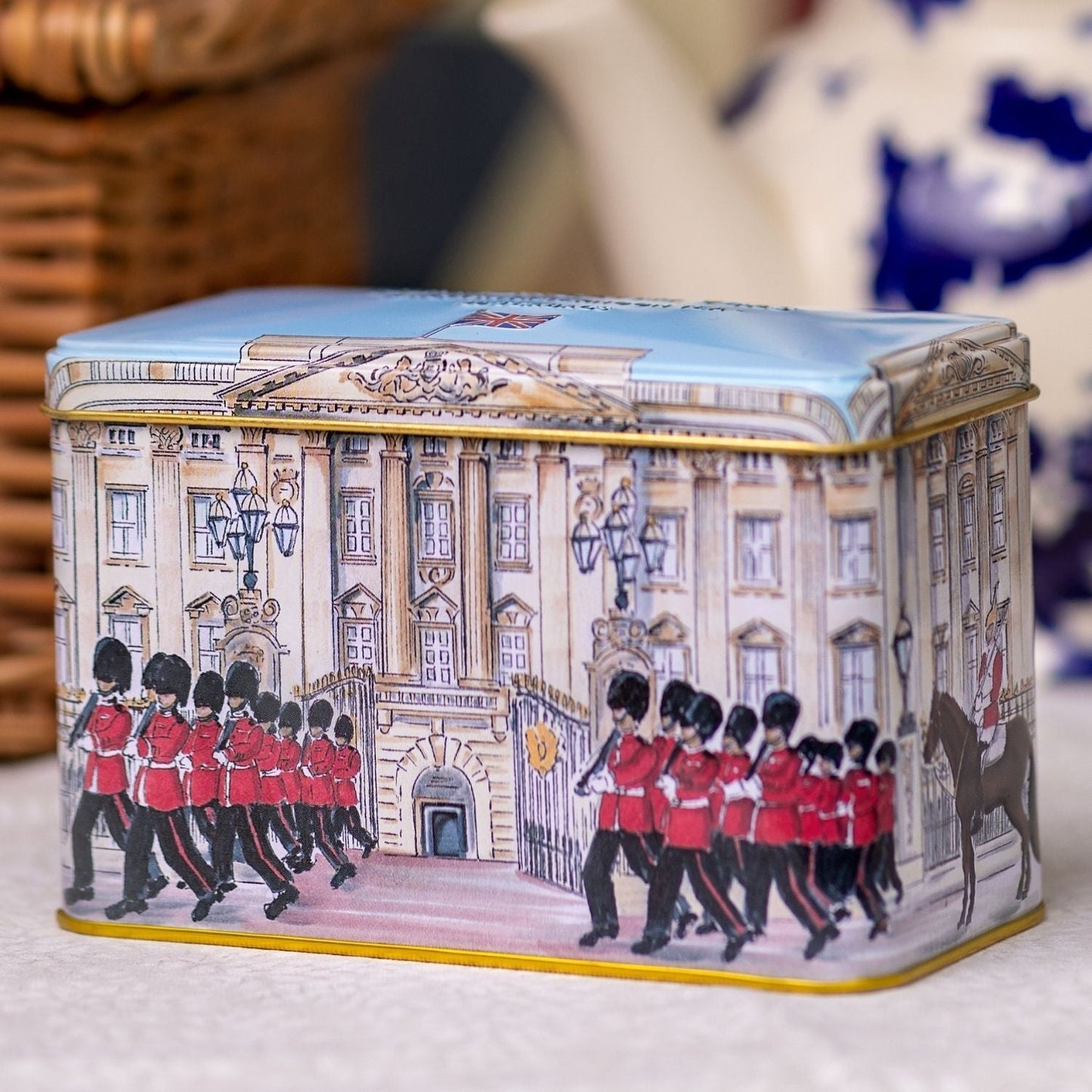 A delightful English Tea caddy featuring a hand-drawn image of Buckingham Palace and the Queen's cavalry. Highly collectable, this stylish tea tin contains 40 of our popular English Afternoon teabags. Tea Carton Contains 40 x English Afternoon teabag