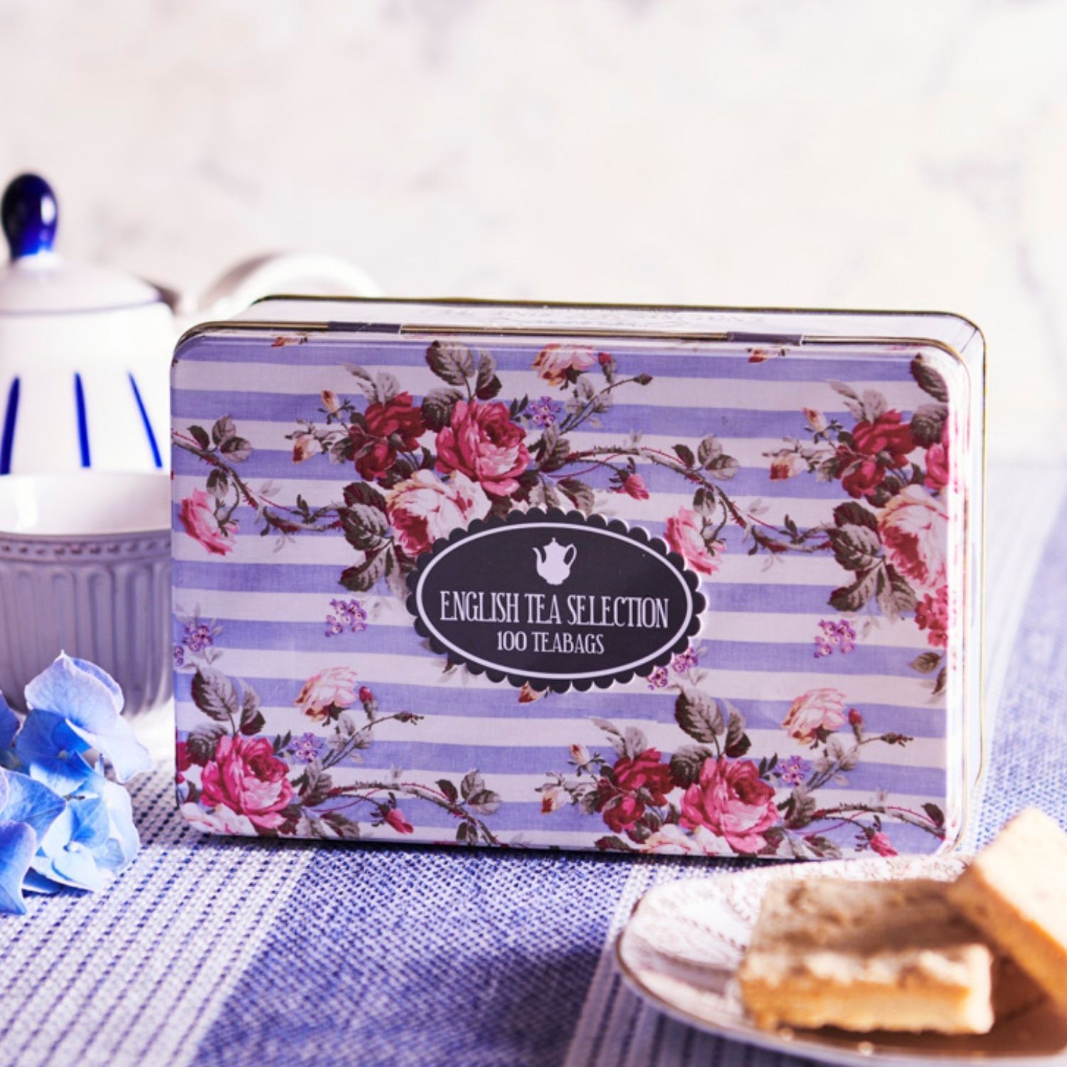 Our pretty Floral Tea Tin, with pretty floral patterns and embossing, contains a selection of our best-selling black tea teabags. Each tin contains English Breakfast, English Afternoon and Earl Grey teabags. English Breakfast is a full-bodied black t