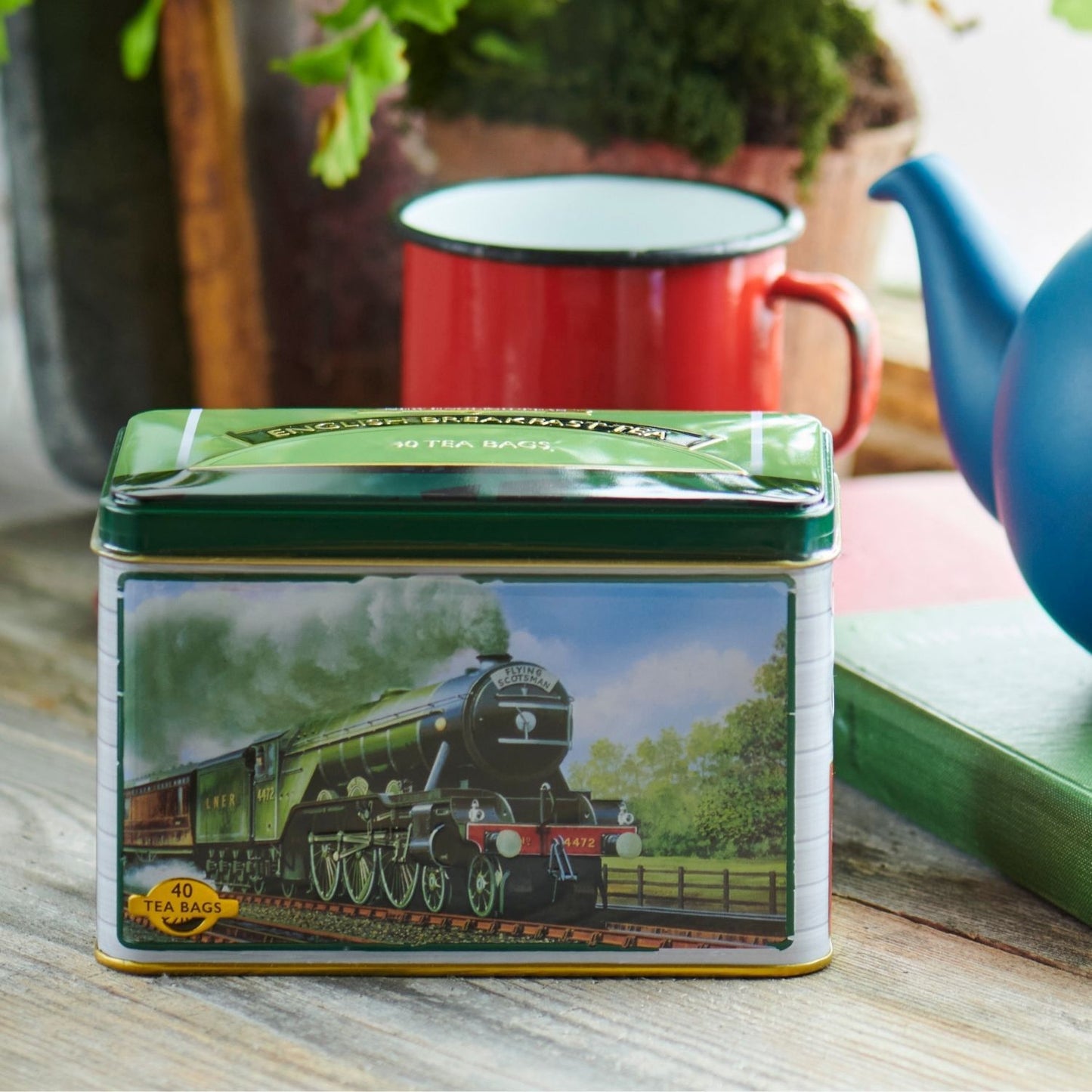 The Flying Scotsman operated between London & Edinburgh since 1862. The steam train is now described as the most famous steam locomotive in the world. A thoughtful gift for trainspotters and locomotive enthusiasts everywhere, and the ideal heritage s