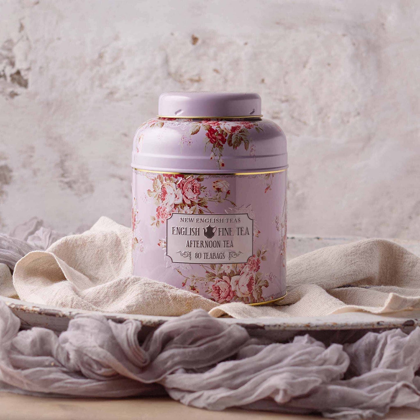 Our Lavender English Fine Teas Midi Tea Caddy features quintessentially English floral bouquet illustrations with classic vintage colour and detailing. Perfect for a country kitchen with its cottage core styling and muted tones. Includes 80 of our En