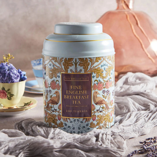 Named after its distinctive musical call, our Song Thrush & Berries tea tin honours this early bird. Song Thrushes are usually spotted alone or in pairs and have inspired Great British writers & poets; Browning, Hardy and Wordsworth. Our Pale blue So