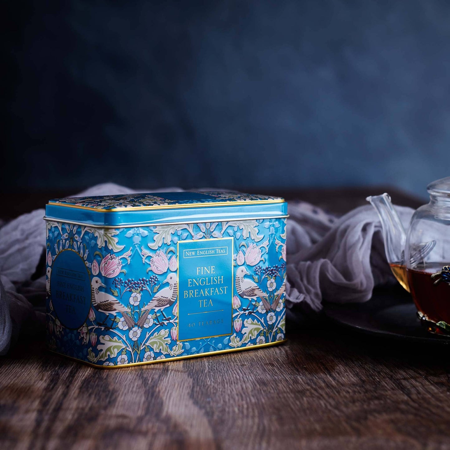 Named after its distinctive musical call, our Song Thrush & Berries tea tin honours this early bird. Song Thrushes are usually spotted alone or in pairs and have inspired Great British writers & poets; Browning, Hardy and Wordsworth. Our Song Thrush 