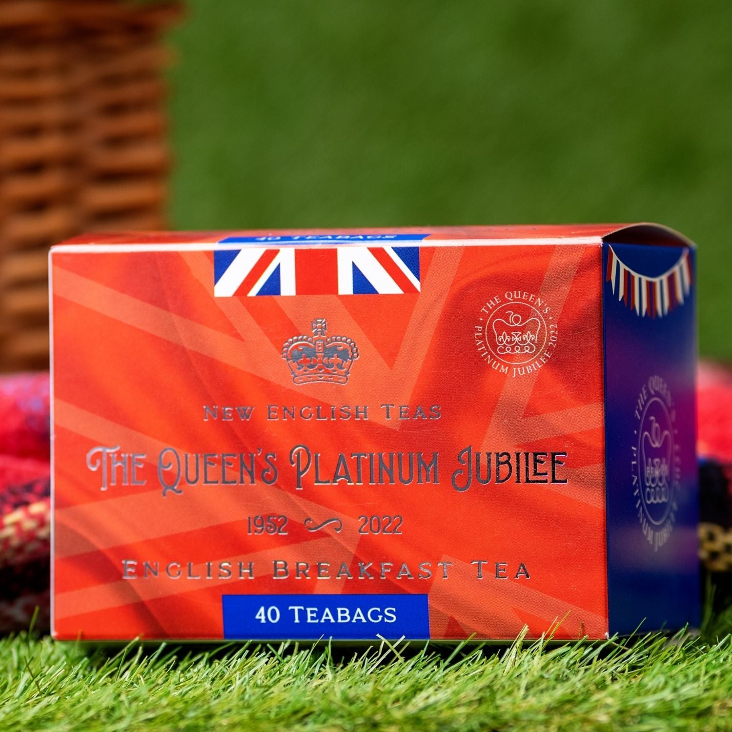 Inspired by a traditional Red, White & Blue street party, our Queen's Platinum Jubilee Celebration tea gift contains 40 English Breakfast teabags. English Breakfast is the national favourite tea a black tea blend often served with milk and enjoyed at