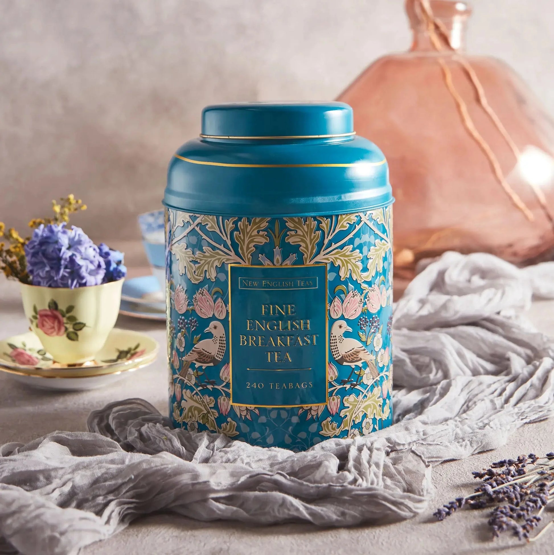 Named after its distinctive musical call, our Song Thrush & Berries tea tin honours this early bird. Song Thrushes are usually spotted alone or in pairs and have inspired Great British writers & poets; Browning, Hardy and Wordsworth. Our Teal Song Th