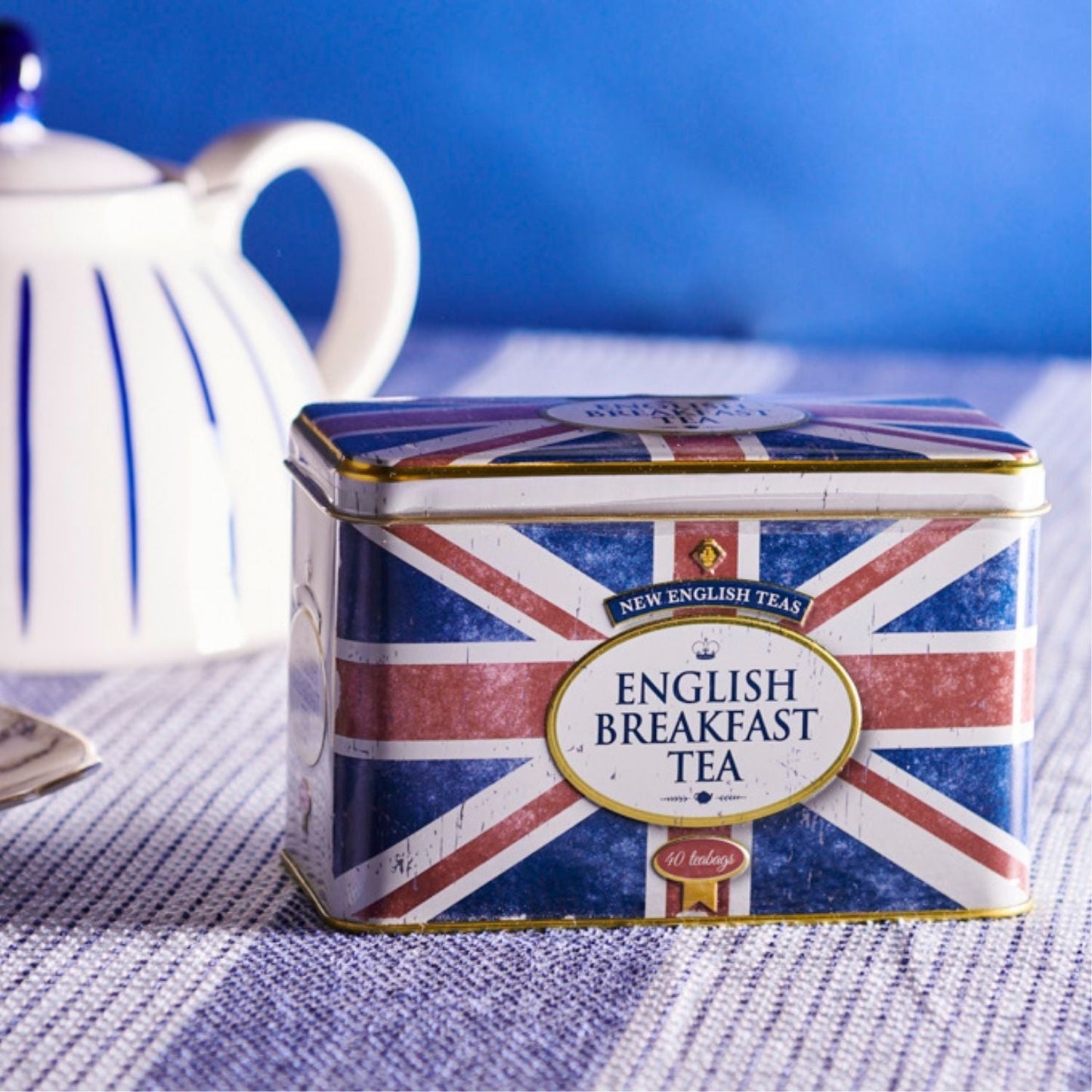 A super stylish retro style British tea caddy. Highly collectable, this stylish tea tin contains 40 of our popular English Breakfast teabags. English Breakfast is a rich, smooth full-bodied tea usually served with a splash of milk. Union Jack Tea Tin