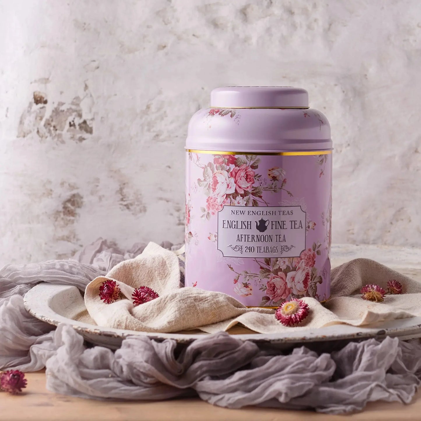 Ou Vintage-inspired Floral Deluxe Tea Caddy in Lilac features quintessentially English floral bouquet illustrations with classic vintage colour and detailing. Perfect for a country kitchen with its cottage core styling and muted tones. Includes 240 o