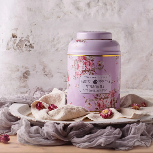 Ou Vintage-inspired Floral Deluxe Tea Caddy in Lilac features quintessentially English floral bouquet illustrations with classic vintage colour and detailing. Perfect for a country kitchen with its cottage core styling and muted tones. Includes 240 o